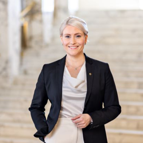 Kuvassa Sdp -puolueen ehdokas Riitta Mäkinen